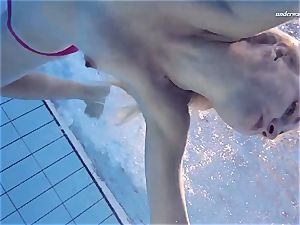steamy Elena shows what she can do under water